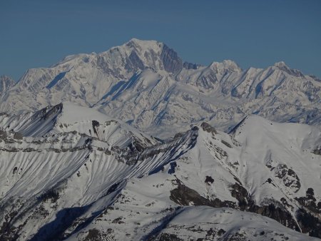 L’incontournable Mont Blanc domine l’horizon.