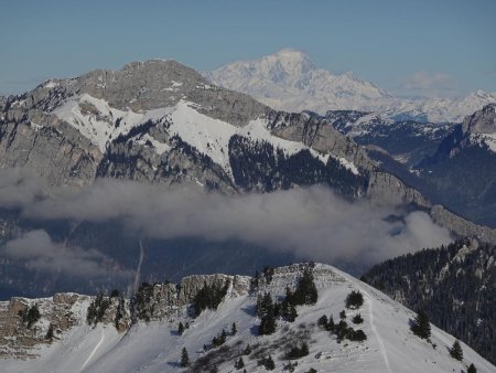 Un regard vers le Grand Som et le Mont Blanc.