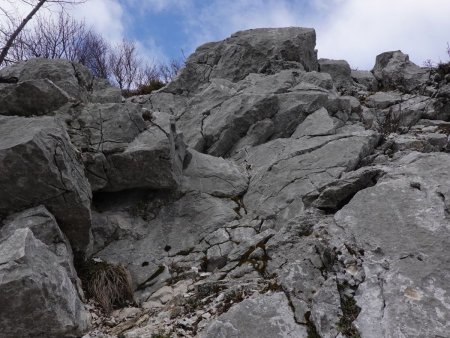 Pour pimenter la chose, on s’autorise une petite grimpette des rochers menant directement au belvédère.