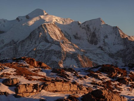 En cette saison, ce versant du Mont Blanc ne prend guère le soleil.