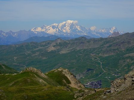 Zoom sur le Mont Blanc. En bas, Les Ménuires.