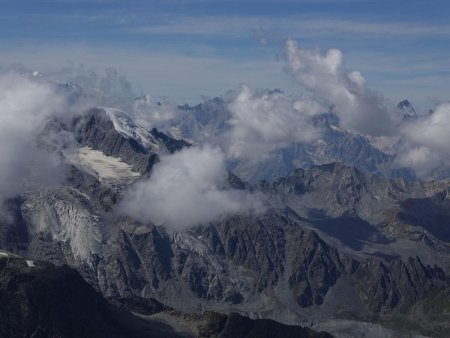 Derrière le Petit Combin, on reconnait des aiguilles du Mont Blanc.