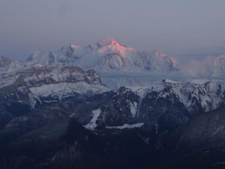 Le Mont Blanc pointé de rouge.