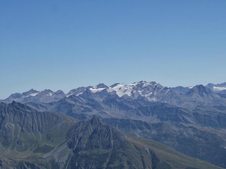 Premier plan, l’Aiguille du Clapet et le Col de Forclaz.  Au deuxième plan l’arête frontière et au fond le Massif du Ruitor.