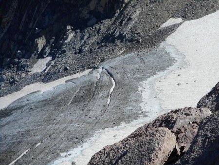 Le Glacier en face N de l’Aiguille est encore crevassé.