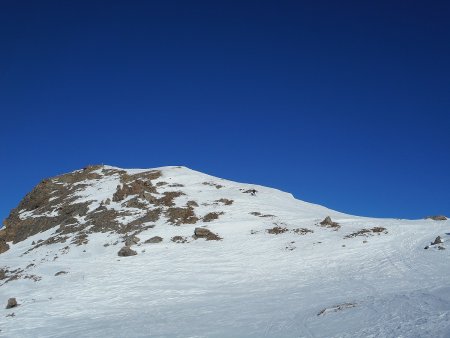 Il reste tout juste de la neige pour arriver au sommet sur les skis 