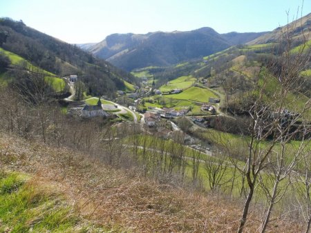En cours de montée, une vue sur le village d’Estérençuby