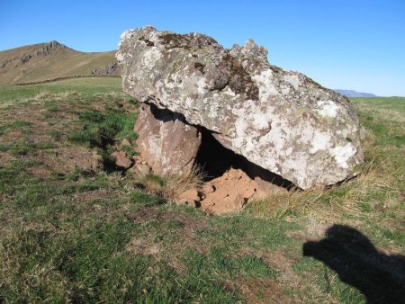 Autre vue du dolmen depuis l’EST. Au fond le Gatarre.