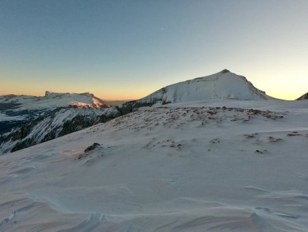 Lumière de fin de journée au-dessus du plateau de Bure et de la Tête de l’Aupet.