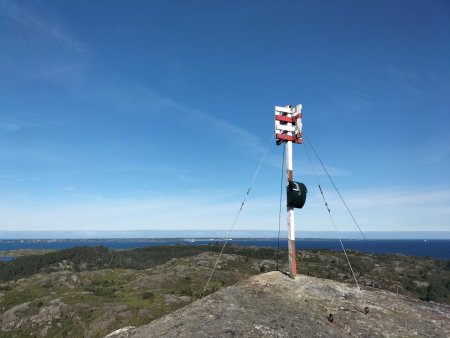 Le sommet de Storafjellet avec sa boîte aux lettres contenant un carnet où l’on peut laisser son nom. 