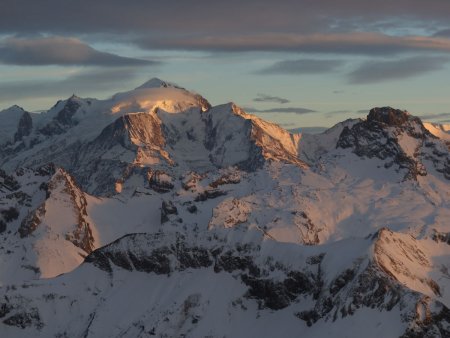 Avec le retour du soleil, le Mont Blanc a troqué sa cagoule pour une écharpe.