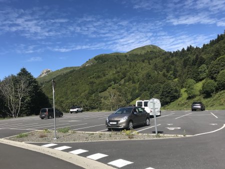 Le petit parking avec vue sur le Puy Griou dès le départ du parcours