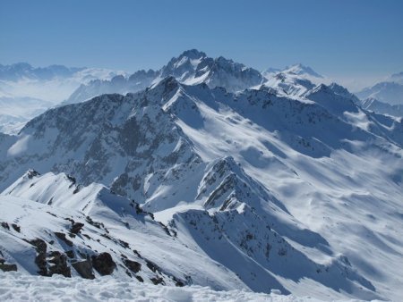 La chaîne de la Lauzière, conclue par le Grand Pic (2829 m)