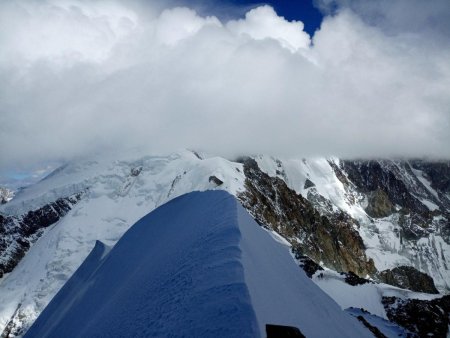 Sommet. Mont Blanc dans les nuages