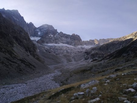 Vallon de la Mariande et vue sur les glaciers de la Mariande et des Arias