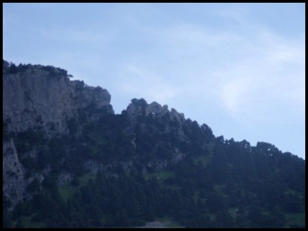 Le 11/07/2010, en montant vers la Source de Freydières, je devine une petite ouverture sur la crête du Rocher de la Fenêtre.