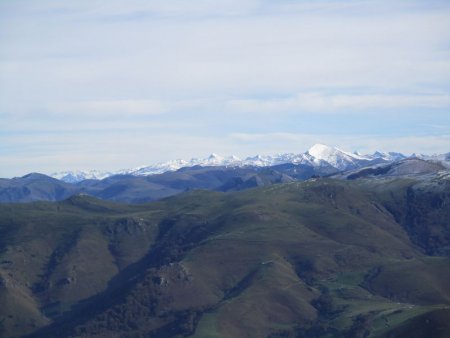 De l’Argaray nord, une vue vers l’Est et les montagnes enneigées.