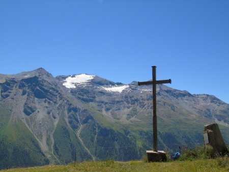 Croix de la chapelle Saint Antoine face à Ronce.