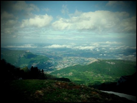 Vallée de l’Isère dominée par la Dent de Moirans et Roche Brune.