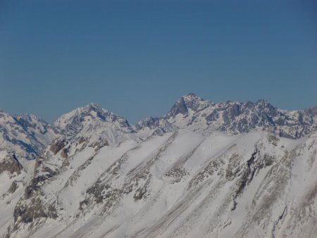 Pic du Clapier du Peyron, Roche de la Muzelle, derrière la Montagne de Faraut.