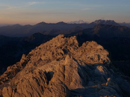 Diorama de crêtes sur fond de Mont Blanc