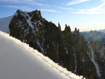 Vue sur le sommet du Mont Blanc du Tacul et sur les Aiguilles du Diable.