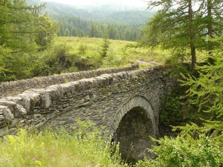 Le pont de pierre, sur le torrent de l’Arcelle Neuve.