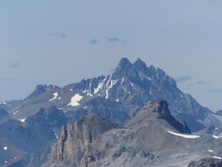 Zoom sur le Piz Lischana (3105m) devant le Fluchthorn (3398m)