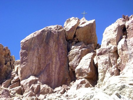 Bastion sommital et la croix On escalade le petit couloir rocheux à gauche de la Croix