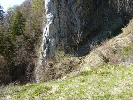 En versant ’est’, sous la croix, le thalweg est une impasse, avec une barre rocheuse en partie basse. Un petit ruisseau coule ici.