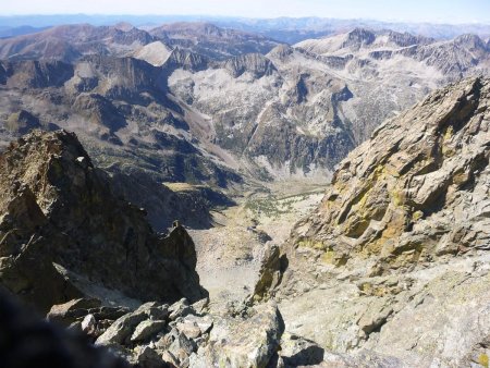 Vue à l’Ouest et les sommets alpins français, avec tout en bas, le refuge Remondino