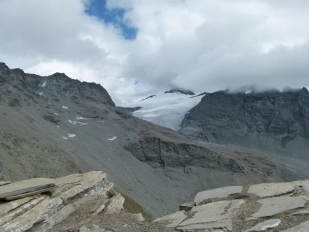 Glacier du Grand Fond. L’Albaron a la tête dans les nuages