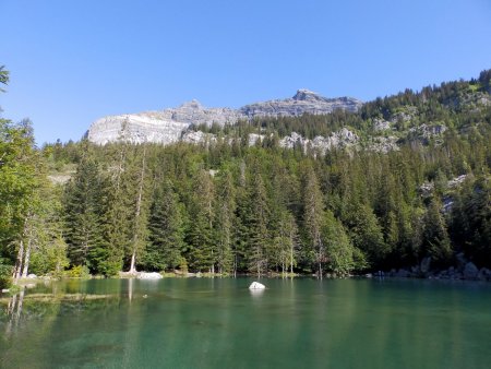 Le Lac Vert, surplombé par les Pointes de Platé et du Dérochoir.