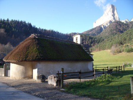 A Trézanne, chapelle au toit de chaume et Mont Aiguille.