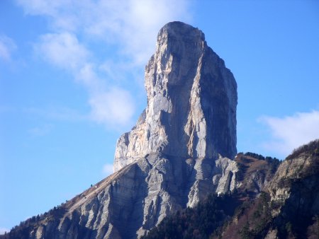 Zoom, face nord du Mont Aiguille en montant au Col de Papavet