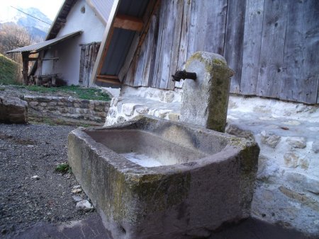 Fontaine tarie au hameau Les Pellas