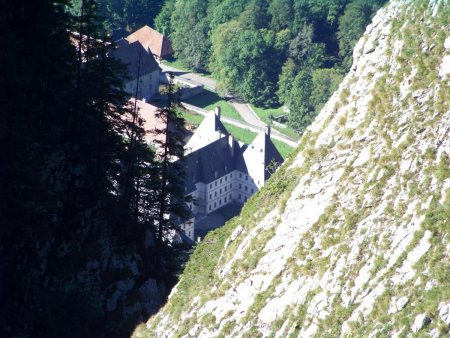 Le monastère au fond de l’à-pic du Rialet.