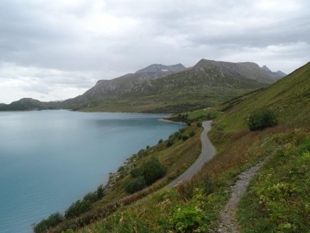 Sur le sentier dominant la route longeant le lac du Mont Cenis