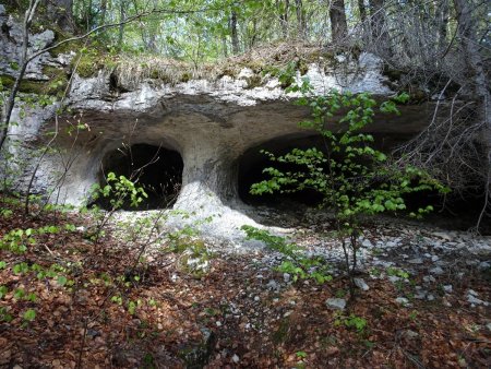 Abri sous roche à proximité de la grotte