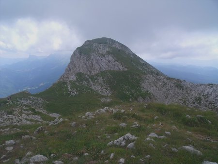 Rocher de la Balme, on aperçoit en arrière-plan le Mont Aiguille