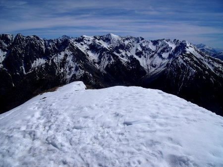 Du sommet, à l’est le massif Armet Coiro
