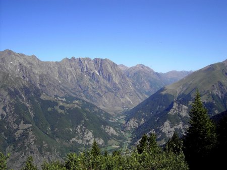 Vallée de la Malsanne dominé par le Grand Armet