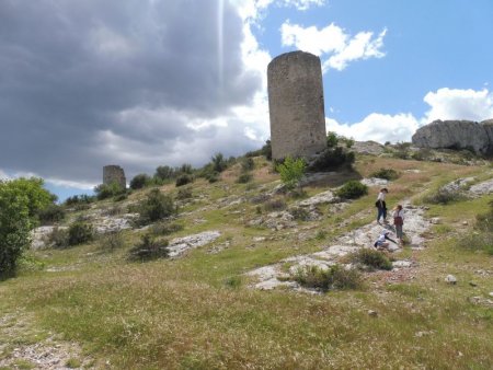 Au pied de la 1ère des tours de Castillon.