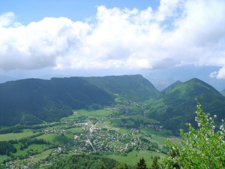 Le Sappey-en-Chartreuse vu du Belvédère de Roche Rousse. En fond le Mont St-Eynard, l’Ecotoux à droite.