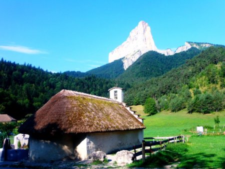 Chapelle au toit de chaume et Mont Aiguille.