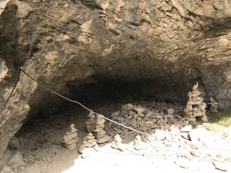 La grotte à cairns