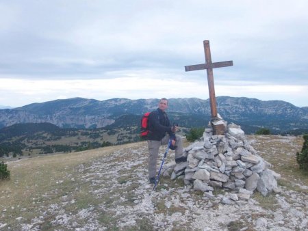 La Croix du Lautaret, et en arrière-plan la Montagne du Glandasse.
