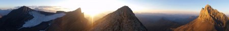 Quelques pas avant le sommet, extraordinaire coucher de soleil. De g à d : Aiguille Goléon, Bec du Grenier, Aig Centrale Saussaz, sommet de l’Aig Orientale Saussaz, Aig Méridionale d’Arves