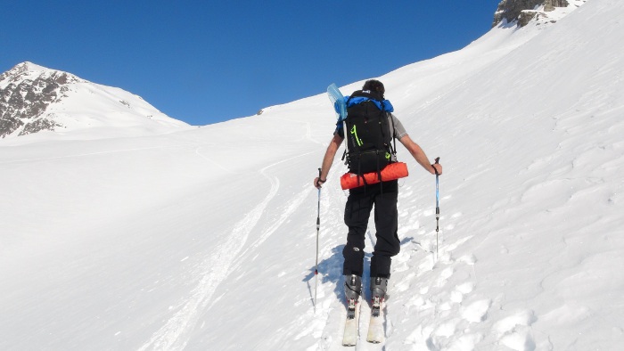 OUTAD Sac à Dos Randonnée Alpinisme Trekking Étanche et Résistant à L’éraflure avec Couverture Imperméable et Sifflet 40L