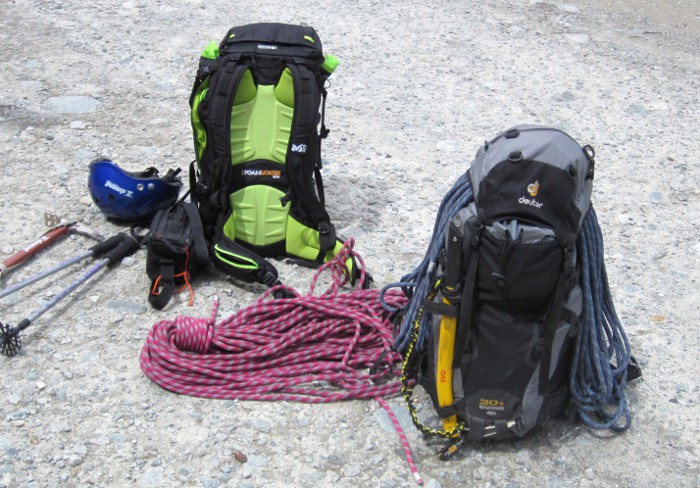OUTAD Sac à Dos Randonnée Alpinisme Trekking Étanche et Résistant à L’éraflure avec Couverture Imperméable et Sifflet 40L